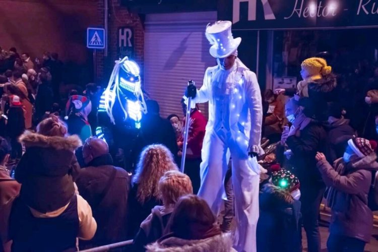 Lâart du cirque se rĂ©invente : un cabaret moderne et futuriste oĂč la magie du passĂ© rencontre les technologies de demain."