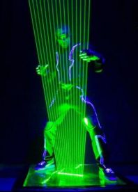 Quand la lumière devient magie : Laserman transforme l’obscurité en un spectacle de couleurs et de surprises !"