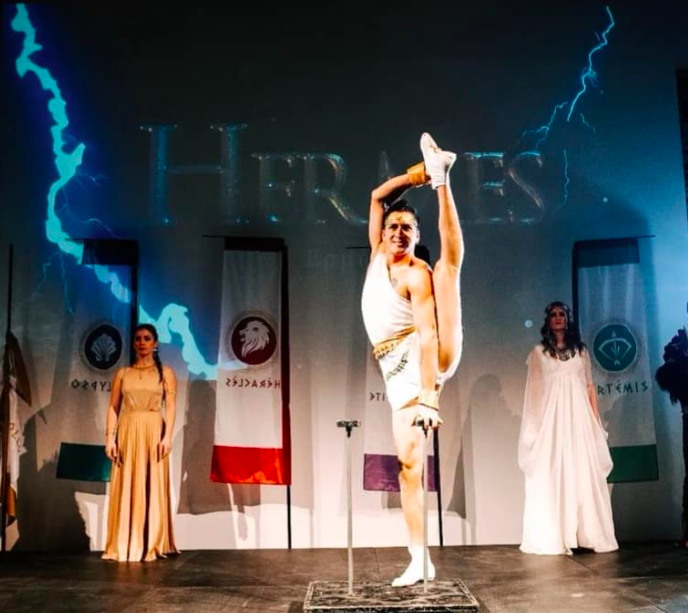 "Plongez dans un univers fascinant avec nos activitĂ©s de cirque Ă thĂšme, oĂč chaque performance vous emmĂšne dans un monde diffĂ©rent !