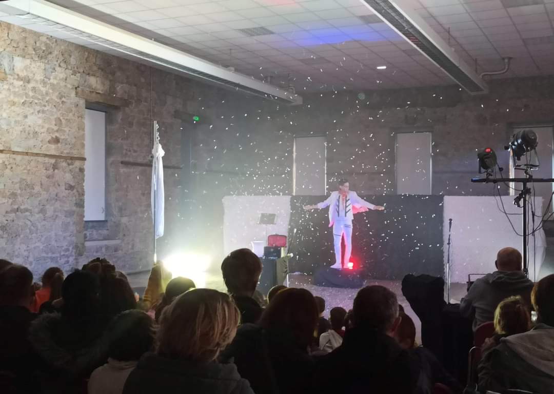 "Magie et légendes" est un hommage à l'art de la magie et à la puissance des histoires, invitant les spectateurs à croire en l'impossible et à rêver grand.