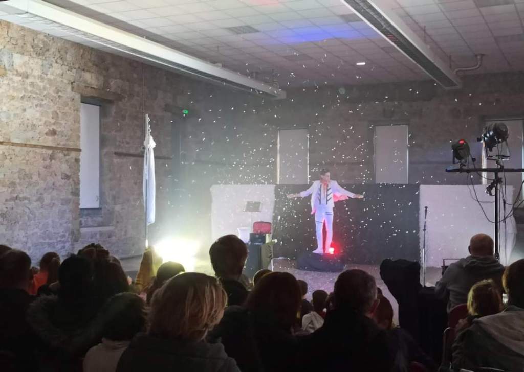 "Magie et légendes" est un hommage à l'art de la magie et à la puissance des histoires, invitant les spectateurs à croire en l'impossible et à rêver grand.