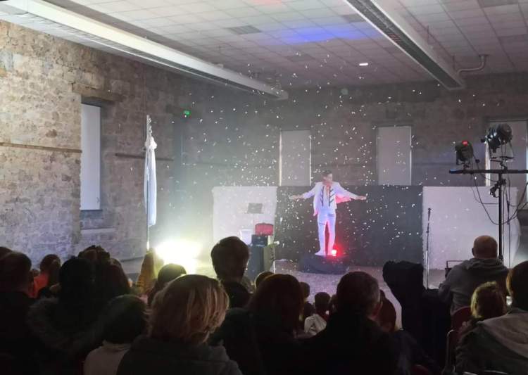 "Magie et légendes" est un hommage à l'art de la magie et à la puissance des histoires, invitant les spectateurs à croire en l'impossible et à rêver grand.