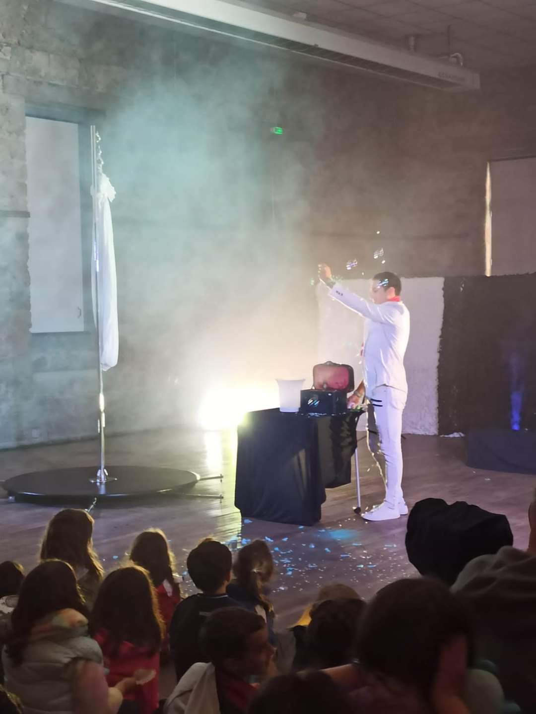 Lâart de la magie, oĂč chaque geste rĂ©vĂšle un secret, chaque tour une surprise et chaque instant une nouvelle merveille."