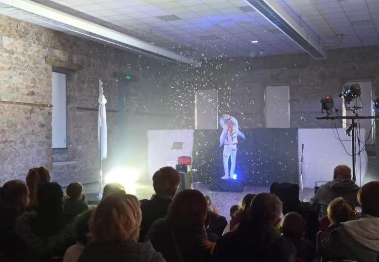 Sous vos yeux, l’impossible devient réalité dans un spectacle de magie où chaque illusion est une aventure envoûtante."