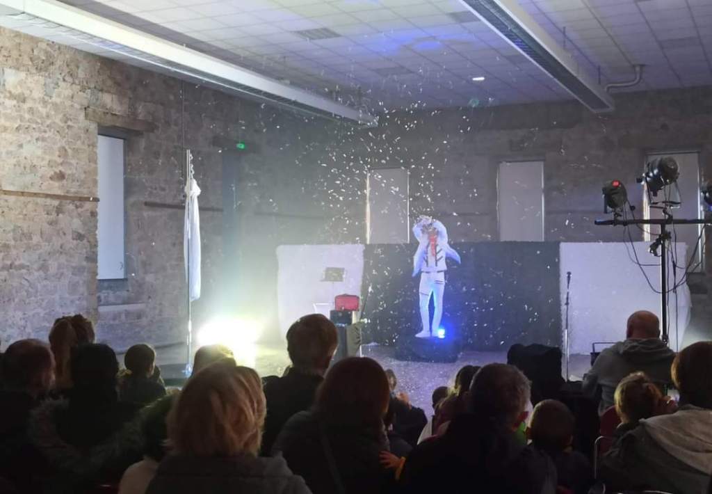 Le spectacle commence par une introduction mystérieuse, où le narrateur évoque des contes oubliés et des personnages légendaires