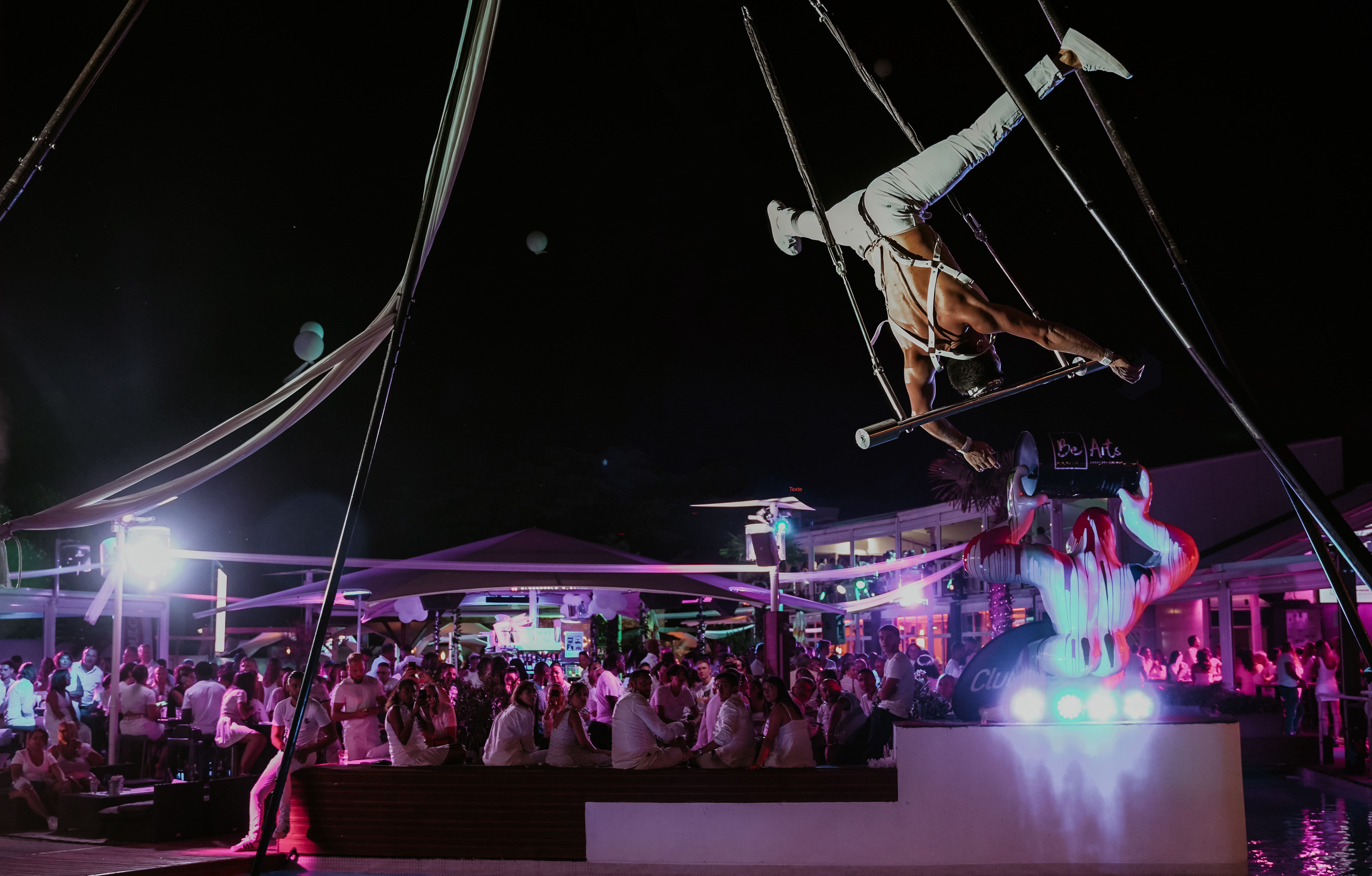 Le vertige de l'air, l'art de l'équilibre : un spectacle captivant entre tension et grâce."