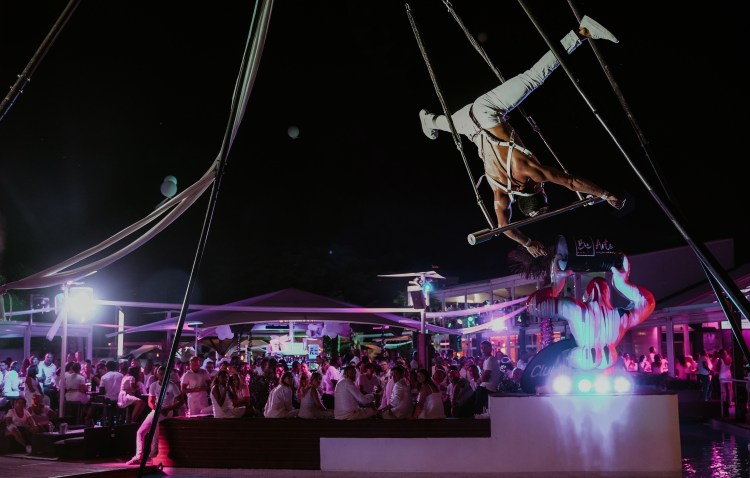 Le vertige de l'air, l'art de l'équilibre : un spectacle captivant entre tension et grâce."