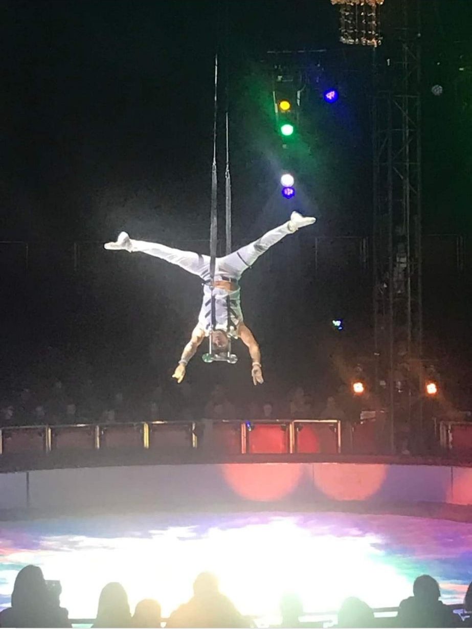 Le trapèze washington aérien, transporte le public dans un monde de grâce et de défi. À travers une série de performances époustouflantes, des artistes talentueux nous plongent dans un univers où la gravité semble ne plus exister. Les trapézistes, en parfaite harmonie avec la musique, exécutent des figures acrobatiques audacieuses, mêlant force, agilité et poésie. Chaque numéro raconte une histoire unique, explorant les thèmes de la liberté, du rêve et de la conquête de soi.